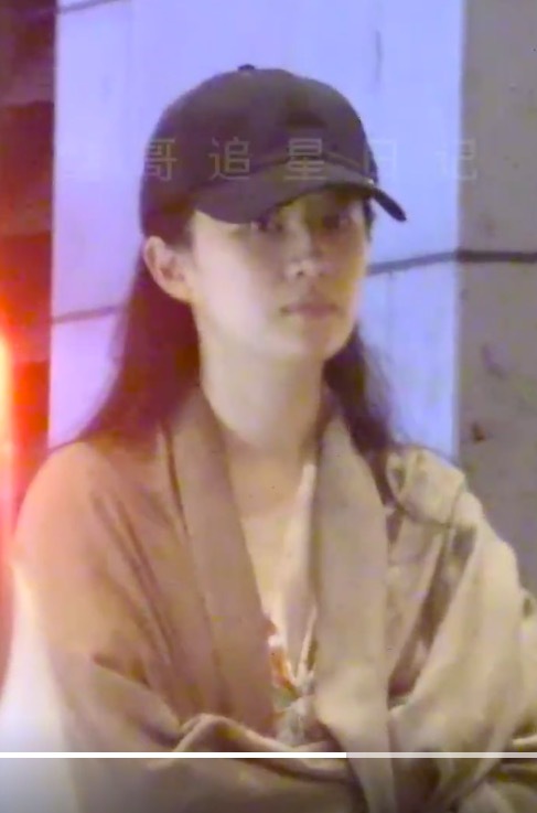 金鼎配资  刘亦菲素颜与朋友聚餐 皮肤白皙紧致被赞“邻家感十足”